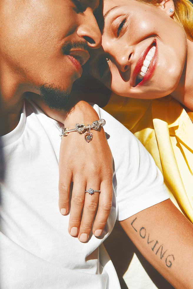 Pandora情人节珠宝可自行将两人的情爱密码串入手炼中，更添情爱。（Pandora提供）