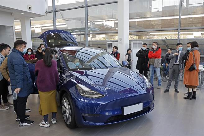 特斯拉最近在大陸發表新車Model Y，因降價政策引爆人氣，10小時內收到10萬輛訂單。（圖／微博）