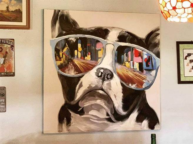 因为太喜欢法斗，海伦清桃会搜集周边商品，连看到画作都要特别拍下来给琪琪看。（图／海伦清桃提供）