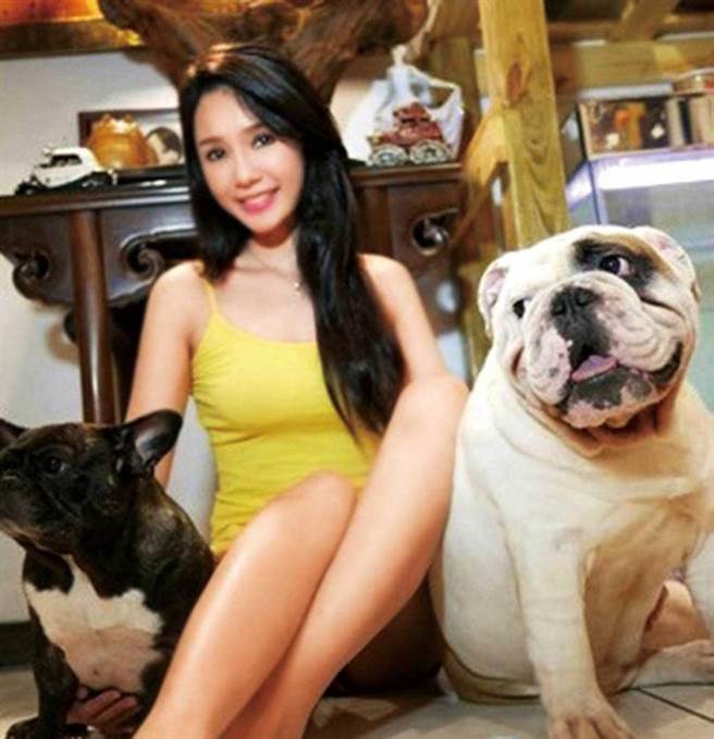 把宠物视为家人的海伦清桃，曾为老布花了30万元医药费。（图／海伦清桃提供）