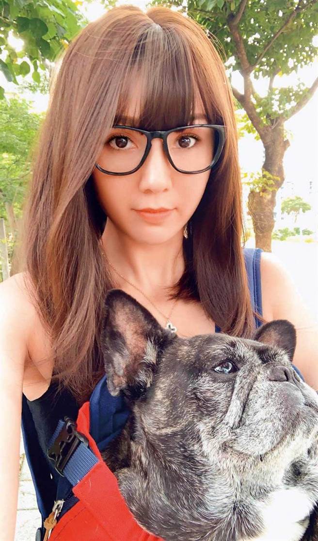 琪琪虽然个头不小，海伦清桃还是会把牠当成baby背在胸前。（图／海伦清桃提供）