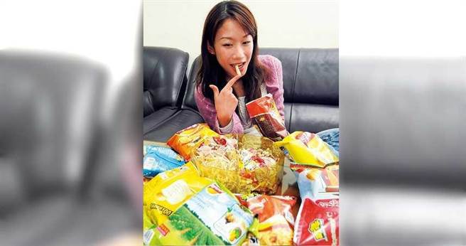 过年期间，容易零食点心吃不停，专家建议吃完正餐后再吃零食，比较不会「失控」。（图／报系资料库）