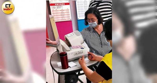 高血压患者若吃太多肉纸，可能摄取过多的钠，导致病情失控。图为患者测量血压。（图／黄耀徵摄）