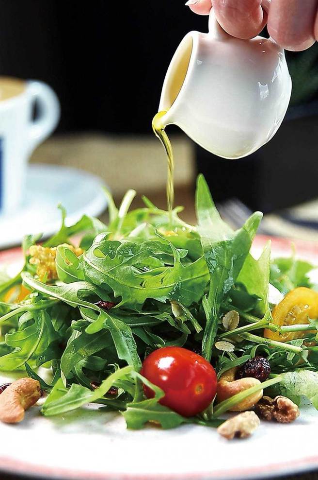 年节期间若吃太多零食，建议正餐时改吃烫青菜或沙拉，平衡一下才能健康过年。（图／报系资料库）