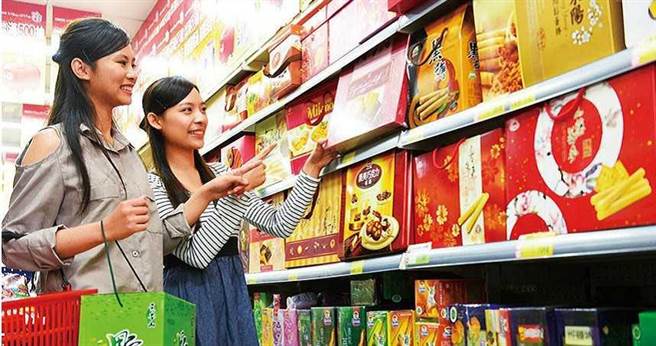 採买年节礼盒时，除了依热门程度挑选，也应考虑健康因素，才算是贴心送礼。（图／全联提供）