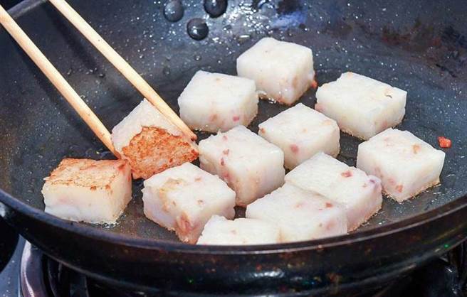 过年时若是吃了较多零食，就要适时减少摄取淀粉如萝卜糕，藉此平衡醣分。（图／报系资料库）