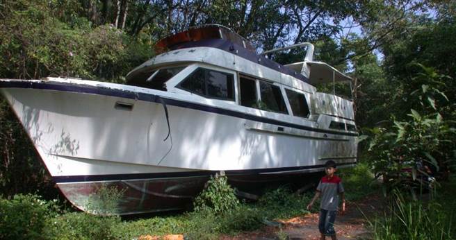 兴业号被弃置在一处产业道路。（图／报系资料照，下同）