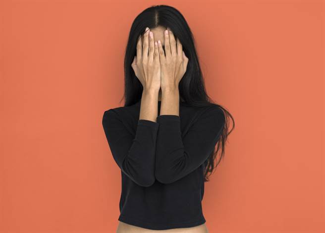 右脸面瘫右眼皮无法闭合 顏面神经麻痹山元式针疗有解。(示意图/Shutterstock)