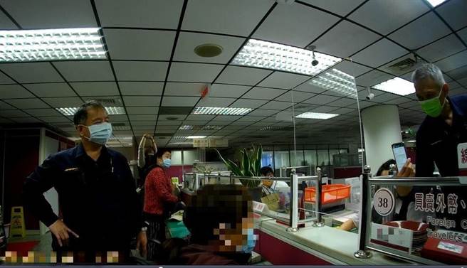 员警马拉松式劝说，才避免妇人遭到诈骗。(警方提供)