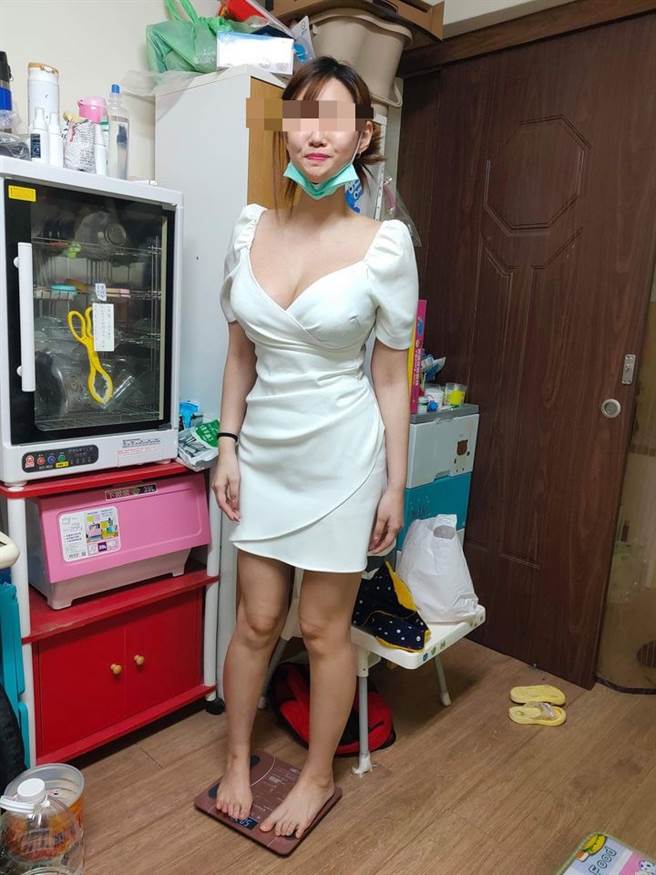 女房客半夜求借体重计，网见照片狂喊羡慕。（图／翻摄自爆废公社二馆）