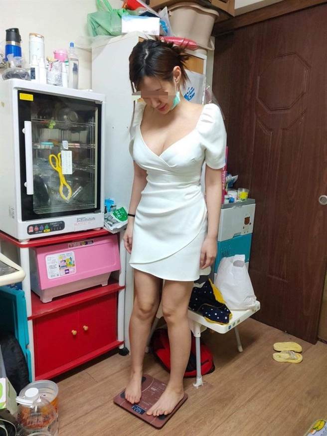 女房客半夜求借体重计，网见照片直呼案情不单纯。（图／翻摄自爆废公社二馆）