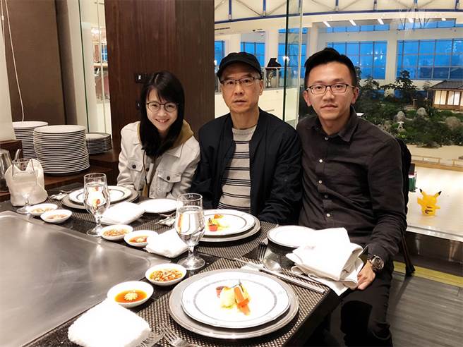 吴宜升(图右一)在退伍后加入永庆房屋，挑战百万年薪，更因「弹性工作八小时」工作与生活平衡，常主动邀请家人品味美馔。(图/永庆房屋提供)