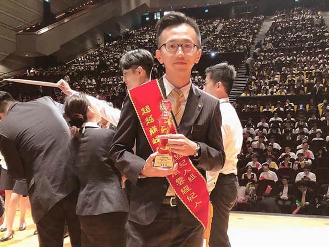 吴宜升不断缴出亮眼成绩单，2020年业绩逆势提升五成，曾创下单月收入43万纪录！(图/永庆房屋提供)