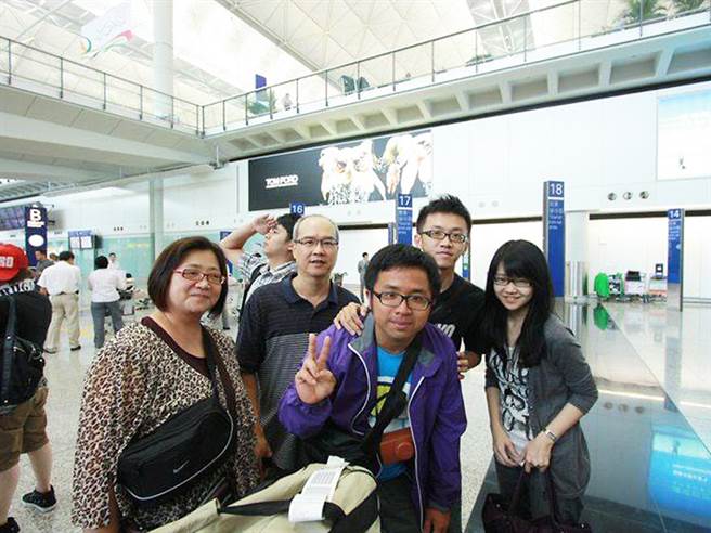 吴宜升(图后右二)安排3-4次的海外旅游，与家人一起探索异国城市的样貌。(图/永庆房屋提供)