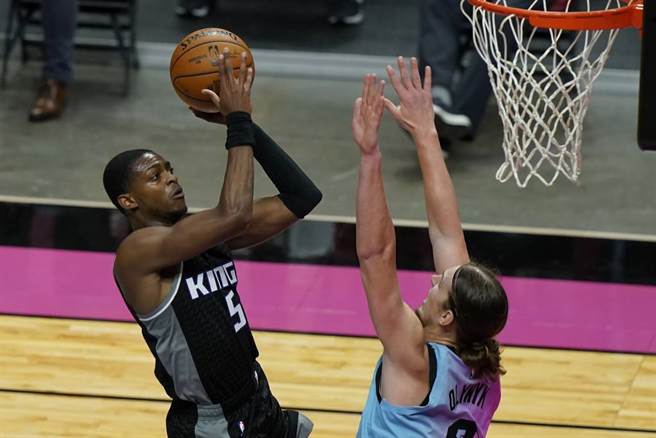 国王控卫福克斯(左)近距离后仰跳投。（美联社资料照）