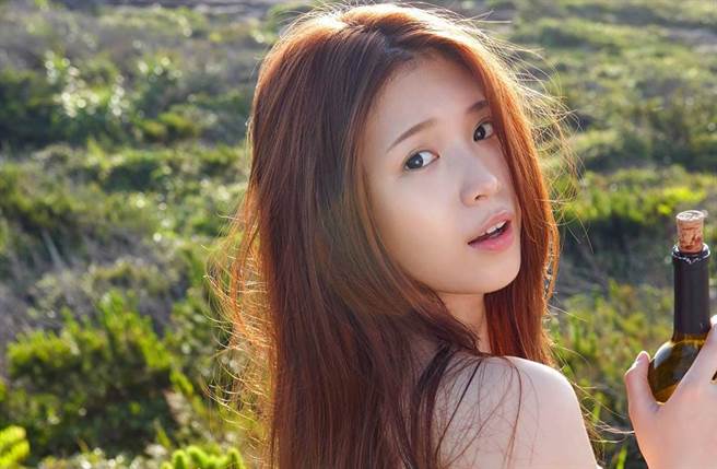 鸡排妹爆料被曾国城压胸性骚 ，引发轩然大波。（图／鸡排妹ili郑家纯脸书）