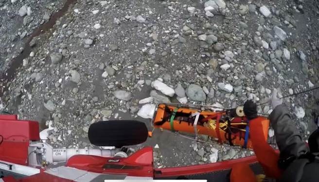 花蓮縣潘姓男子上山打獵遭槍傷，空勤直升機吊掛送醫急救。（空勤總隊提供／王志偉花蓮傳真）