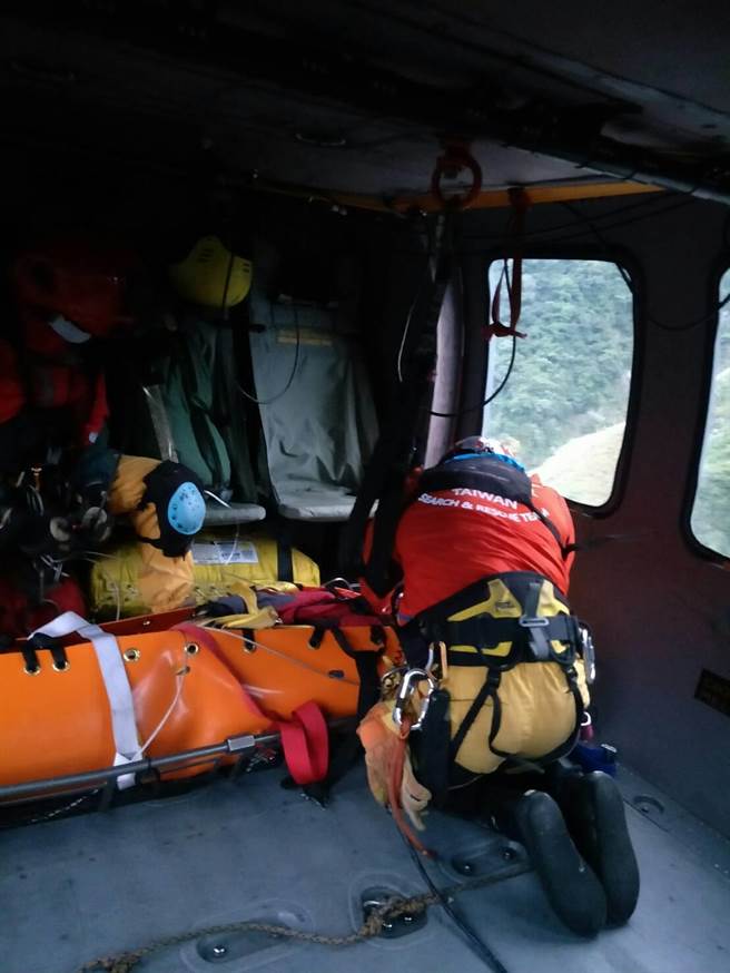 潘姓男子被吊掛直升機急救。（空勤總隊提供／王志偉花蓮傳真）