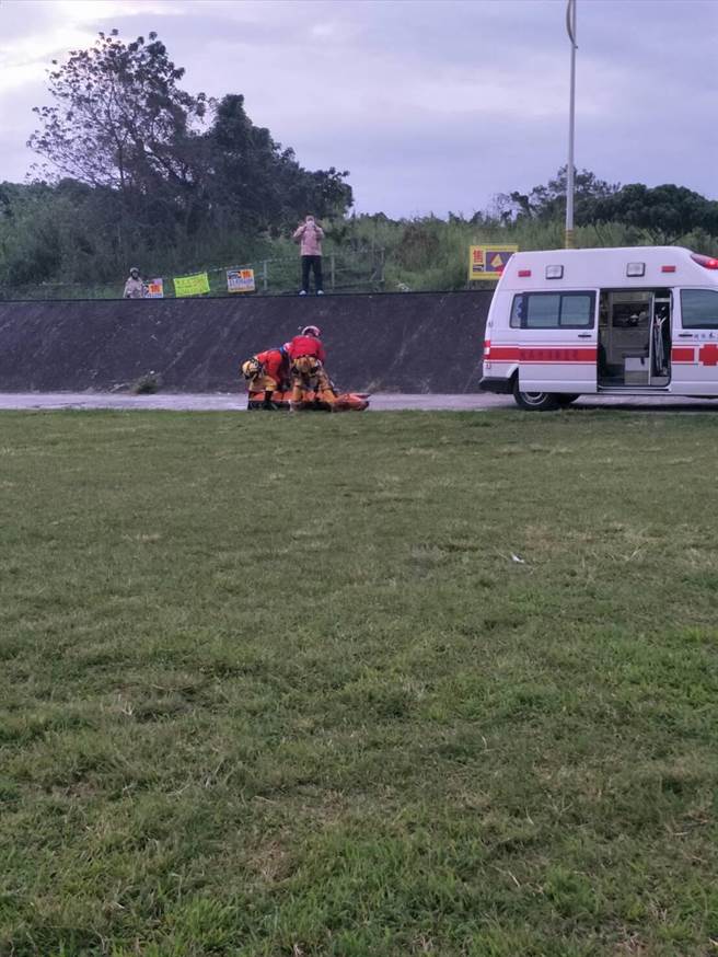 空中勤務總隊花蓮駐地勤務第一大隊第三隊黑鷹直升機今晨6時起飛，6時35分完成吊掛，將傷患運到花蓮德興棒球場旁空地降落，送醫急救。（空勤總隊提供／王志偉花蓮傳真）