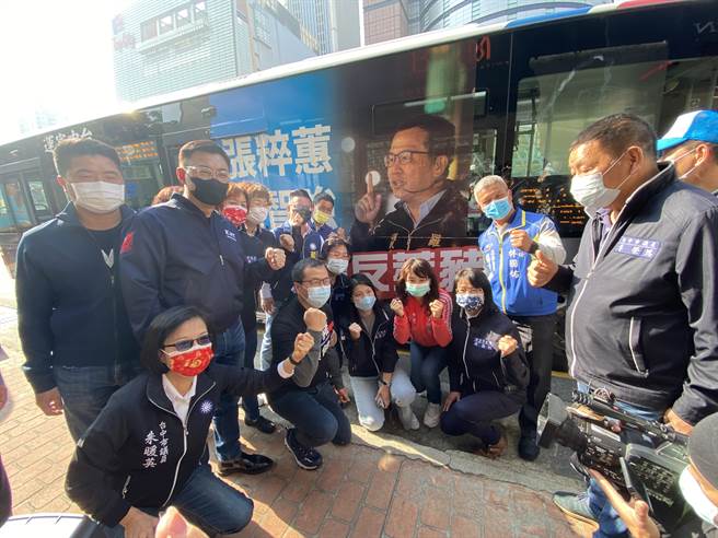 百輛反萊豬公車在台中市上路，國民黨主席江啟臣、台北市議員羅智強，前立委顏寬恒、10名台中市議員到場力挺。（盧金足攝）