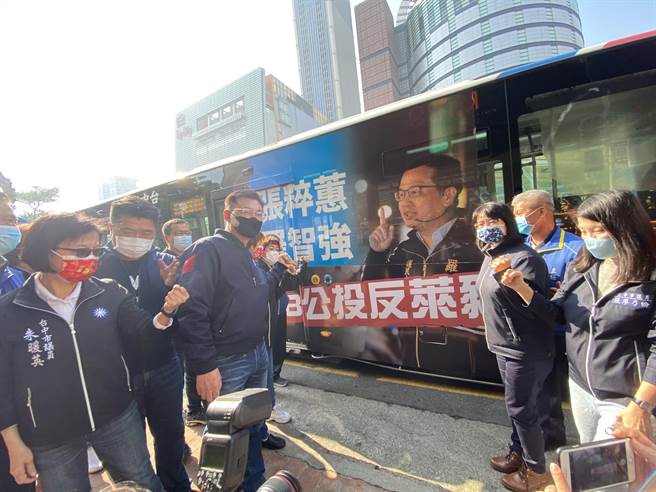 百輛反萊豬公車在台中市上路，國民黨主席江啟臣、台北市議員羅智強，前立委顏寬恒、10名台中市議員到場力挺。（盧金足攝）