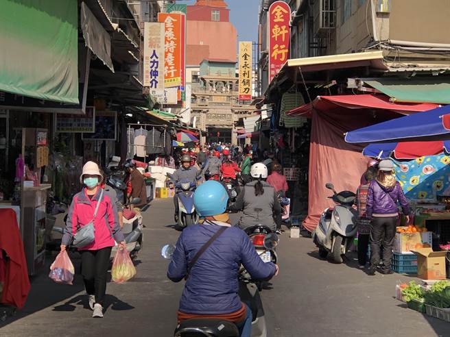 金門警方因應年貨市集激增的人、車潮，敲定針對重點路段執行交通管制。（李金生攝）