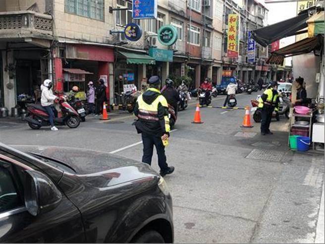 警方呼籲行經有員警管制路口，應遵循員警的指揮通過。（警方提供）