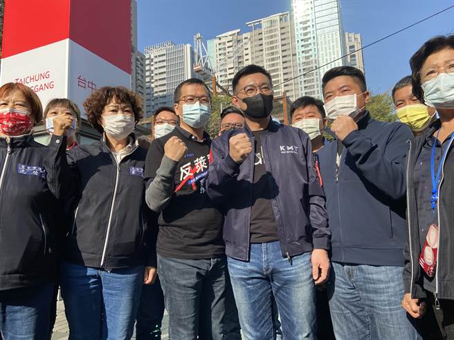 國民黨主席江啟臣今日上午到台中市力挺反萊豬公車上路。（盧金足攝）