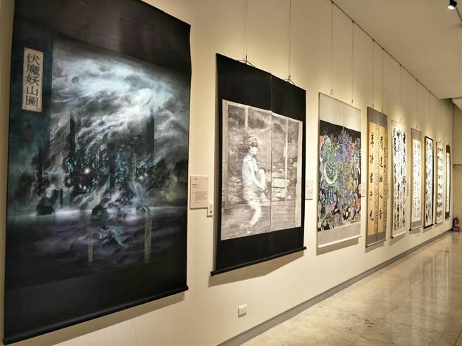 「2020中山青年艺术奖全国巡迴展」首站来到彰化县立美术馆，共展出50件水墨、书法及油画3类精选得奖作品，预计展至2月底。（谢琼云摄）