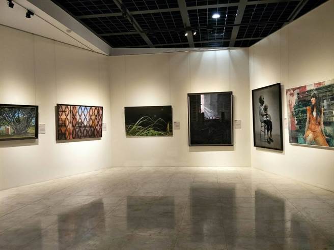 「2020中山青年艺术奖全国巡迴展」首站来到彰化县立美术馆，共展出50件水墨、书法及油画3类精选得奖作品，预计展至2月底。（谢琼云摄）