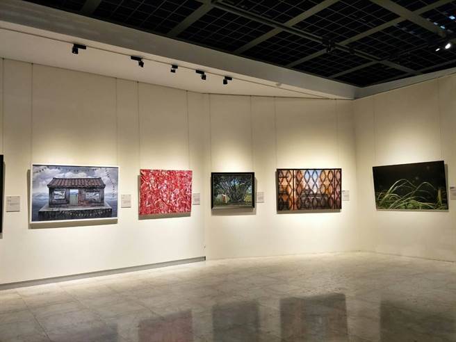 「2020中山青年艺术奖全国巡迴展」首站来到彰化县立美术馆，共展出50件水墨、书法及油画3类精选得奖作品，预计展至2月底。（谢琼云摄）