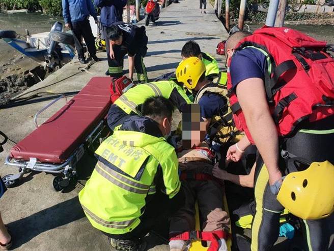 警消将男子救起时已无生命迹象，紧急送往淡水马偕救治。（翻摄画面／李俊淇新北传真）