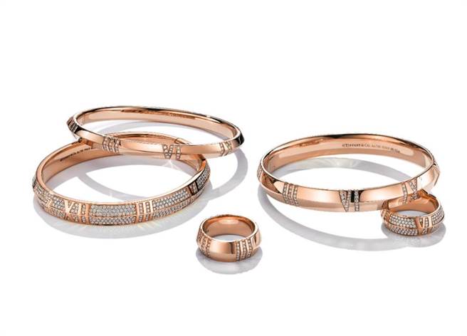 Tiffany主打Tiffany Atlas X 系列，宽版全钻手环95万5000元，窄版镶钻手环33万5000元，宽版镶钻戒指14万1000元，宽版镶钻手环42万4000元，宽版镶钻戒指24万7000元。（TIFFANY提供）