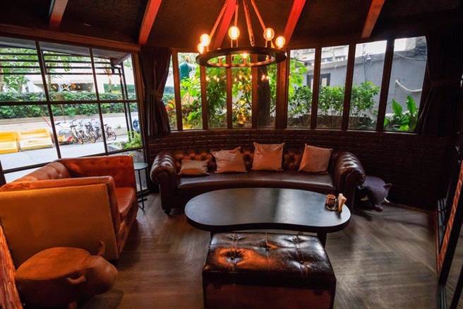 「Chinese Whispers悄悄话餐酒馆」位在热闹的东区，仁爱路巷弄内、靠近东区216巷，在夜间灯火通明、仍然热孬喧腾的东区，这边绝对会是让你放松心情享受美食与美酒的最佳选择！（图／BEEMEN蜂报提供）