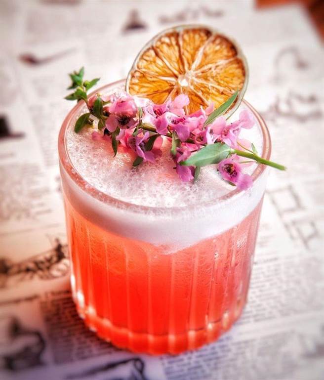 「Chinese Whispers悄悄话餐酒馆」位在热闹的东区，仁爱路巷弄内、靠近东区216巷，在夜间灯火通明、仍然热孬喧腾的东区，这边绝对会是让你放松心情享受美食与美酒的最佳选择！（图／BEEMEN蜂报提供）