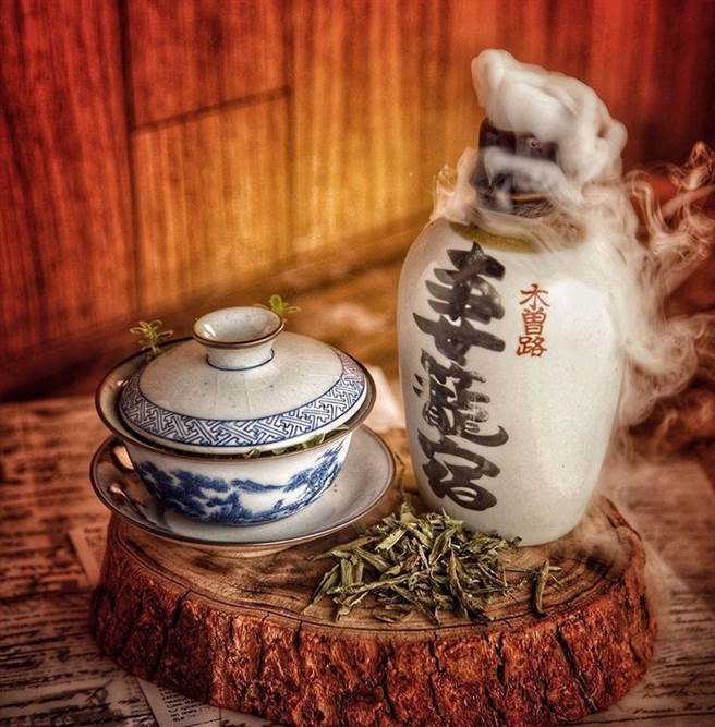 「Chinese Whispers悄悄话餐酒馆」位在热闹的东区，仁爱路巷弄内、靠近东区216巷，在夜间灯火通明、仍然热孬喧腾的东区，这边绝对会是让你放松心情享受美食与美酒的最佳选择！（图／BEEMEN蜂报提供）