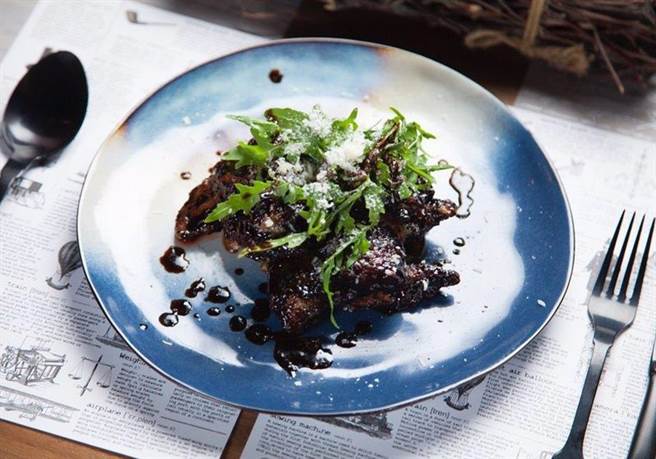 「Chinese Whispers悄悄话餐酒馆」位在热闹的东区，仁爱路巷弄内、靠近东区216巷，在夜间灯火通明、仍然热孬喧腾的东区，这边绝对会是让你放松心情享受美食与美酒的最佳选择！（图／BEEMEN蜂报提供）