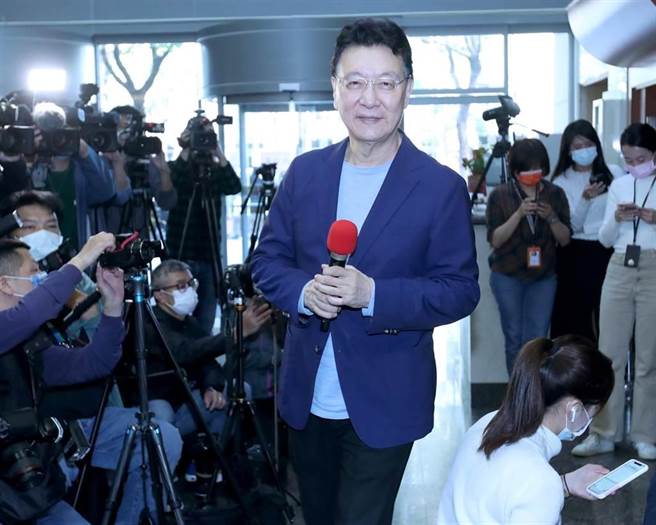 中广董事长赵少康5日接受媒体採访后，离开採访现场。（郑任南摄）
