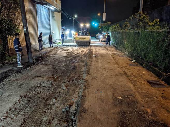 汐止康寧街凌晨施工时，发生工人遭铲装车辗毙意外。（王扬杰/翻摄）