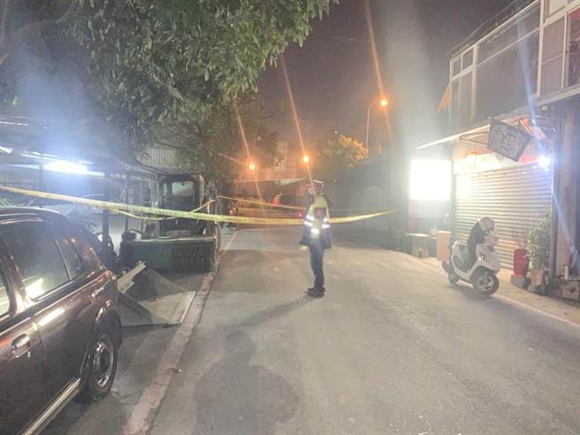 汐止康寧街凌晨施工时，发生工人遭铲装车辗毙意外。（王扬杰/翻摄）