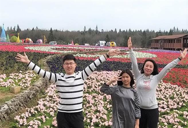 澎湖繽紛花海璀璨登場，澎湖鄉親搶先遊。（陳可文攝） 