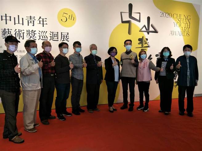 「2020中山青年艺术奖全国巡迴展」首站来到彰化县立美术馆，上午举办开幕典礼，共展出50件精选得奖作品，预计展至2月底。（谢琼云摄）
