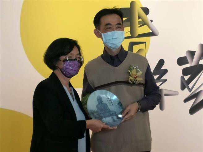 彰化县长王惠美（左）回赠王兰生一只八卦山大佛窑烧盘和花坛茉莉花乌龙茶礼盒。（谢琼云摄）