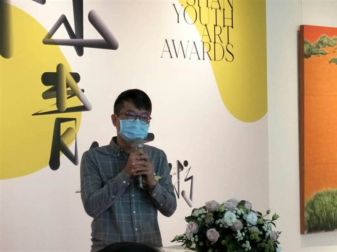 出生鹿港小镇的中山青年艺术奖水墨类中山奖得主陈昭坤（中），现为福兴国中国文老师，今天特别代表到场，协助现场艺术展品的导览解说。（谢琼云摄）