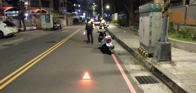 财团法人汽车交通事故特别补偿基金捐赠新北市永和警分局可携式三角警示灯50组及警用肩灯200个。（永和警分局提供）