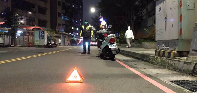 财团法人汽车交通事故特别补偿基金捐赠新北市永和警分局可携式三角警示灯50组及警用肩灯200个。（永和警分局提供）