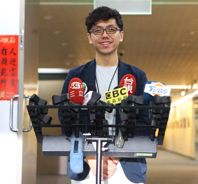 台北市政府5日发布新人事，副市长黄珊珊随行秘书魏佑任升任市府副发言人。（张立勋摄）