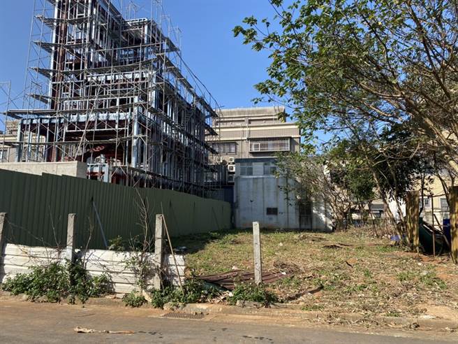 不滿隔壁工人亂丟垃圾，地主外孫帶人前往理論並打傷業主。（翻攝畫面／李俊淇新北傳真）