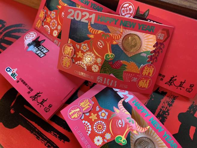 立法院副院長蔡其昌2021年小紅包以台灣紅為主，象徵迎來鴻運與戰勝疫情曙光。（蔡其昌服務處提供／王文吉台中傳真）