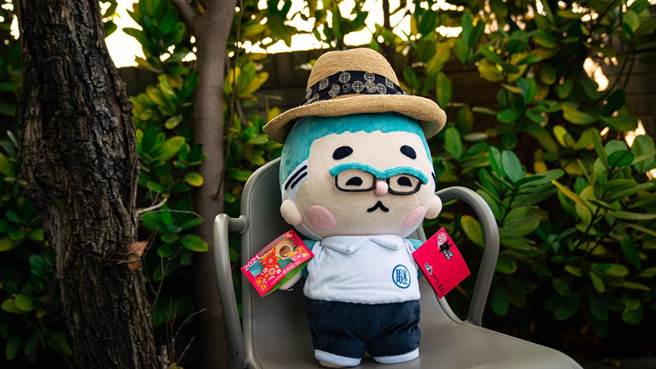 立法院副院長蔡其昌2021年小紅包以台灣紅為主，象徵迎來鴻運與戰勝疫情曙光。（蔡其昌服務處提供／王文吉台中傳真）